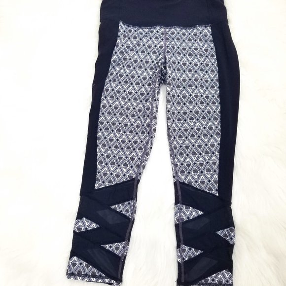 Athleta Pants - Athleta Damask Print Cropped Fitness Leggings